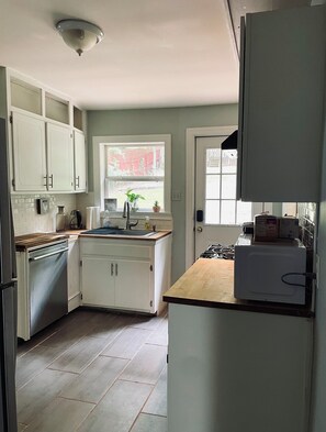 Private kitchen - Charming 2-bedroom house in Historic Glen Iris! 5min to downtown, fenced yard! (Birmingham)