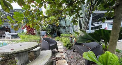 Fully equipped apartment near the Juan Santamaria Airport, San Jose, with parking space