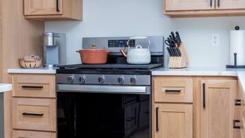 Jääkaappi, mikroaaltouuni, uuni, liesi