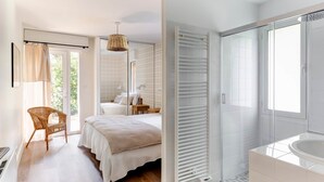 Un dormitorio con cama, una silla, una lámpara colgante y una ventana.