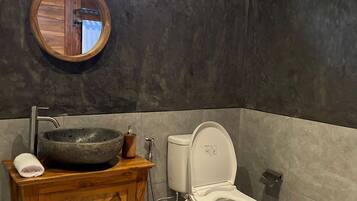 Suihku, bidee, saippua, vessapaperi