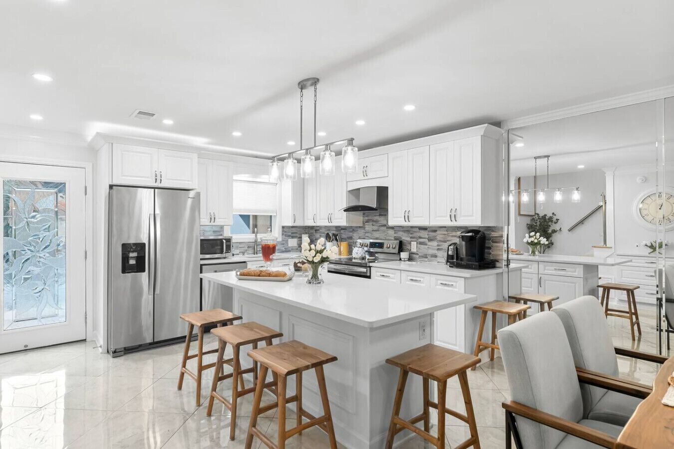 Réfrigérateur, micro-ondes, plaque de cuisson, lave-vaisselle