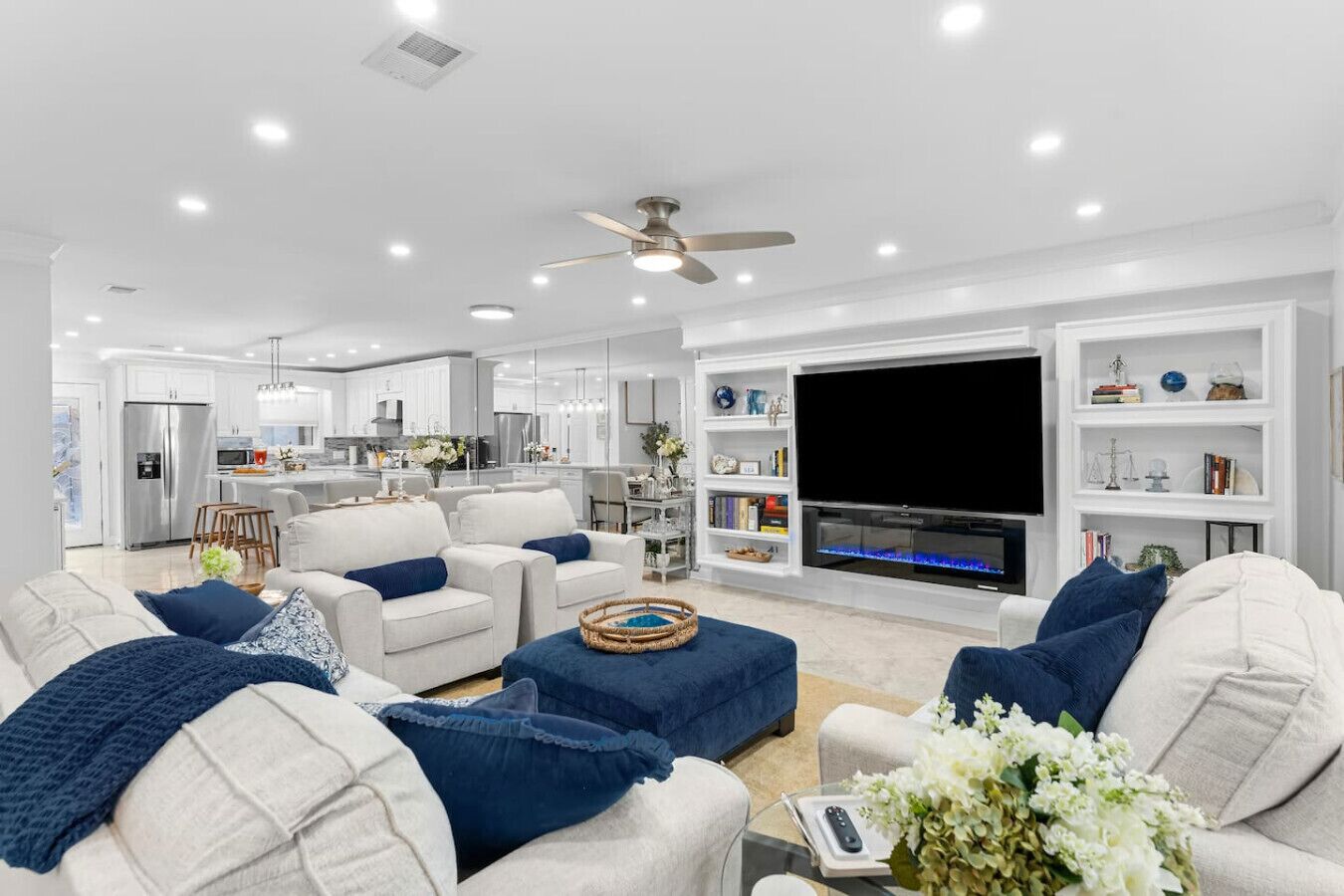 Een televisie, een open haard en een kantoor