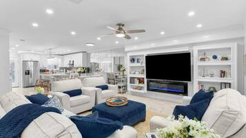 TV, caminetto, studio