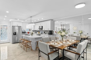 Dining - Luxurious Townhome/Beach Access/11 Pools (Panama City)