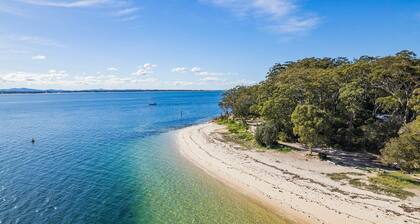 Bayview Towers 6, 15 Victoria Pde - stunning water views