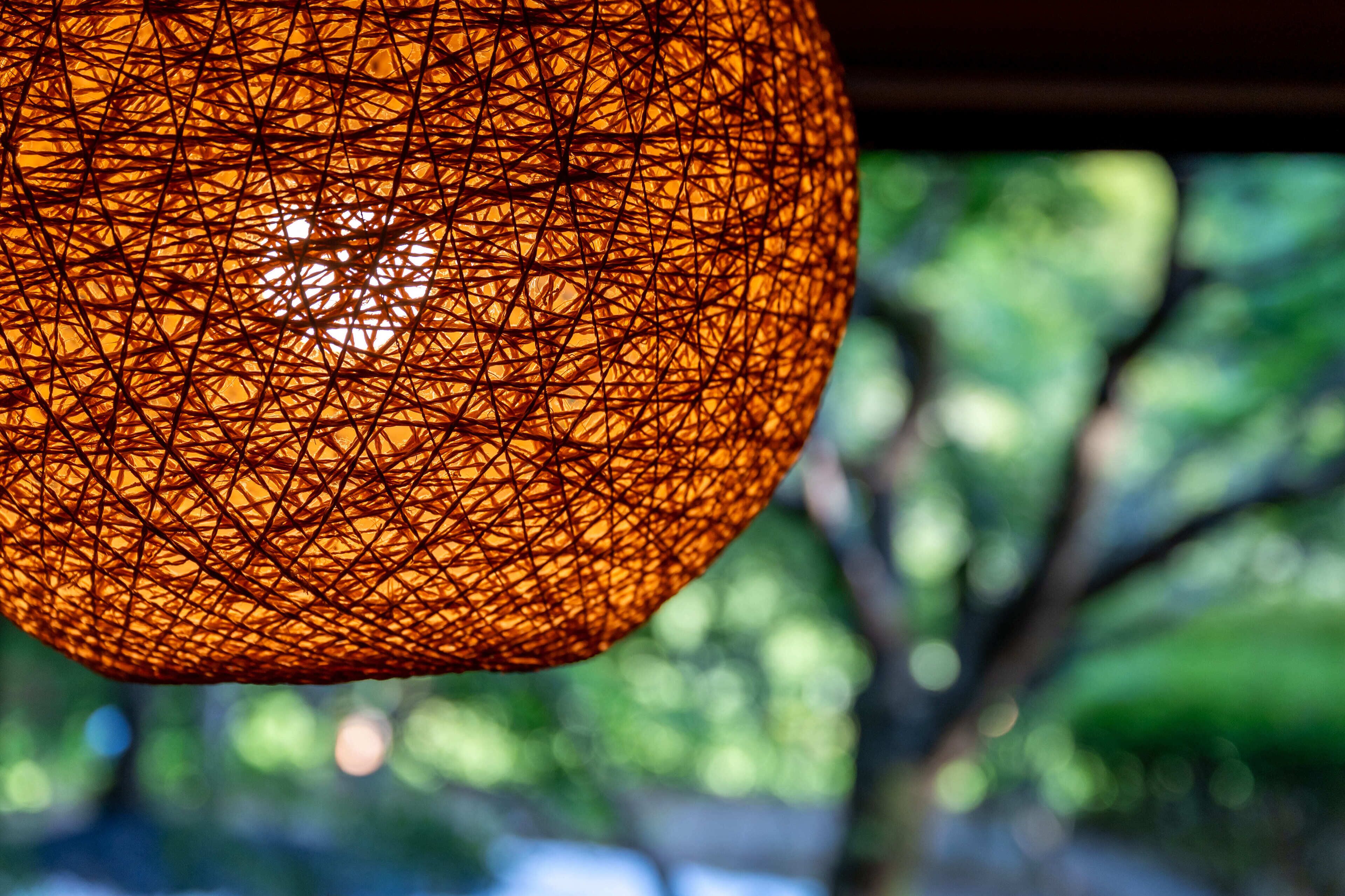 Un lampadario sferico, finemente intrecciato.