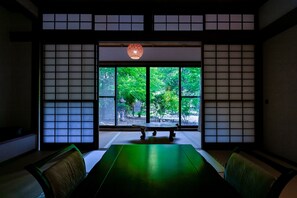 Vierpersoonskamer in Japanse stijl, uitzicht op tuin | Gratis wifi