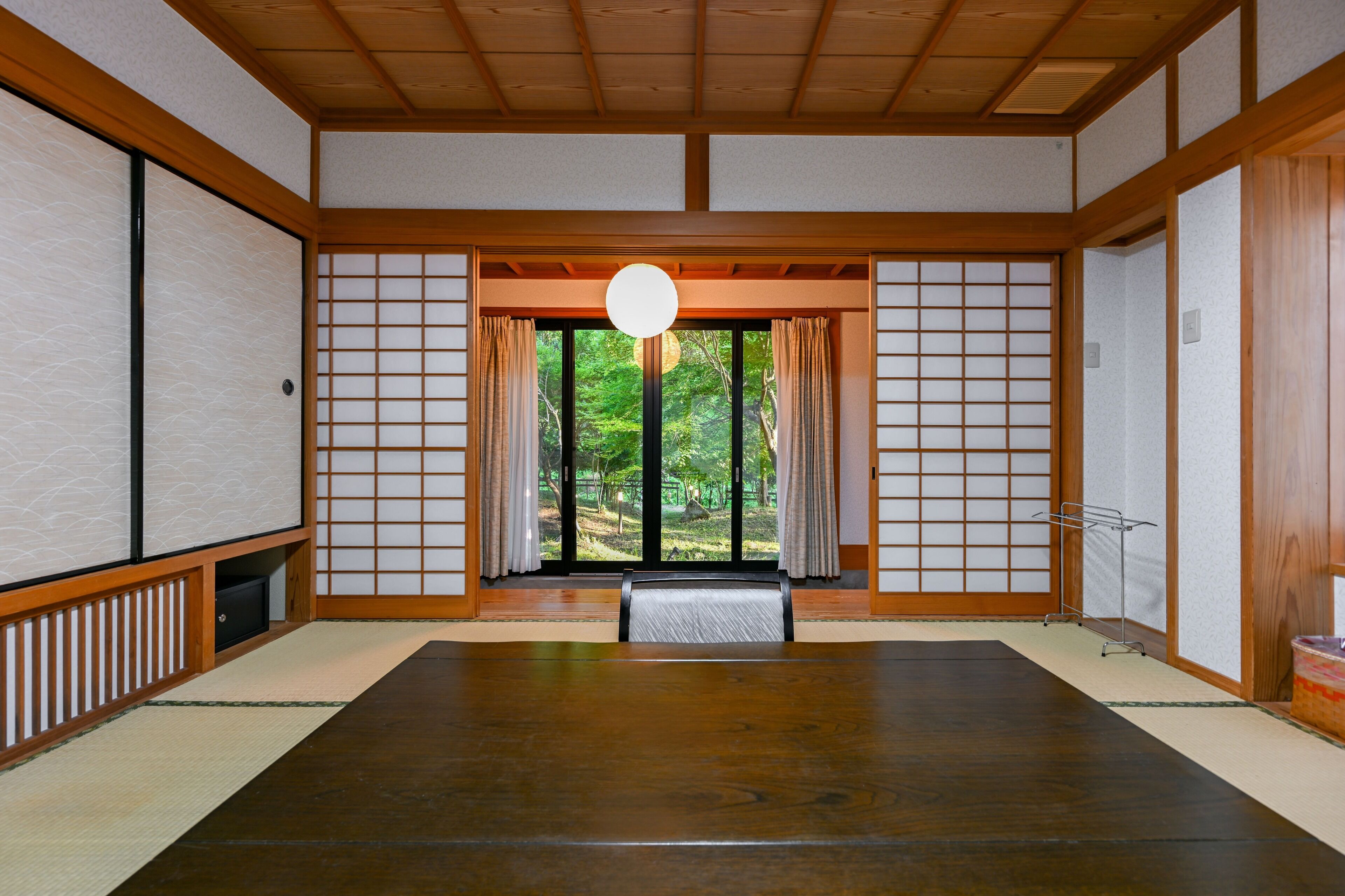 Familieværelse til 4 personer - udsigt til have | Gratis Wi-Fi