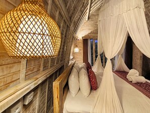 Studio Suite Superior | Bàn, bộ trải giường