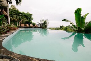Hồ bơi ngoài trời