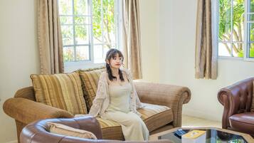 Chambre Confort Double ou avec lits jumeaux, vue jardin | Coin séjour