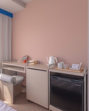 Brankas, meja kerja, dan Wi-Fi gratis