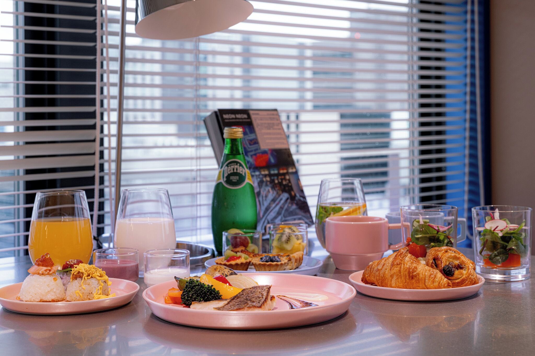 بوفيه فطور يوميًا بتكلفة قدرها (2000 JPY للشخص)