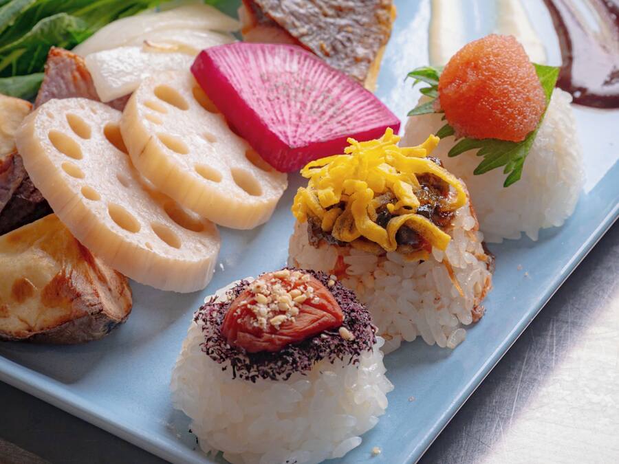 Daily buffet breakfast (JPY 2000 per person)