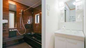 Nhà Deluxe | Phòng tắm | Đồ dùng nhà tắm miễn phí, dép đi trong nhà, khăn tắm