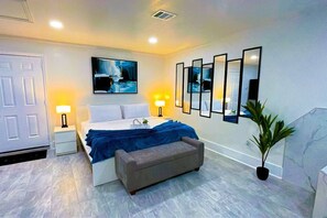 Tabla de planchar con plancha, wifi y ropa de cama 