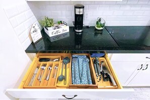 Kühlschrank, Mikrowelle, Herdplatte, Wasserkocher mit Kaffee-/Teezubehör