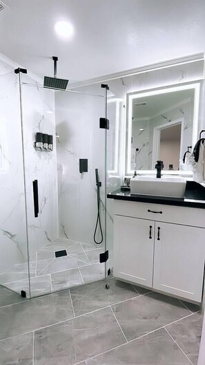 Hair dryer, towels - Luxury Studio w/Jacuzzi near IAH (Houston)