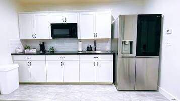 Kühlschrank, Mikrowelle, Herdplatte, Wasserkocher mit Kaffee-/Teezubehör