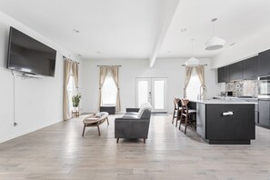 Hus – deluxe, 3 soverom, ikke-røyk, kjøkken | Oppholdsområde | En 40-tommers smart-TV med digitale kanaler samt strømmetjenester