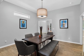 Family dining - Entire Home in Fountain Square (Indianapolis)