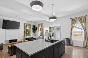 Deluxe House, 3 Bedrooms, Non Smoking, Kitchen | Private kitchen