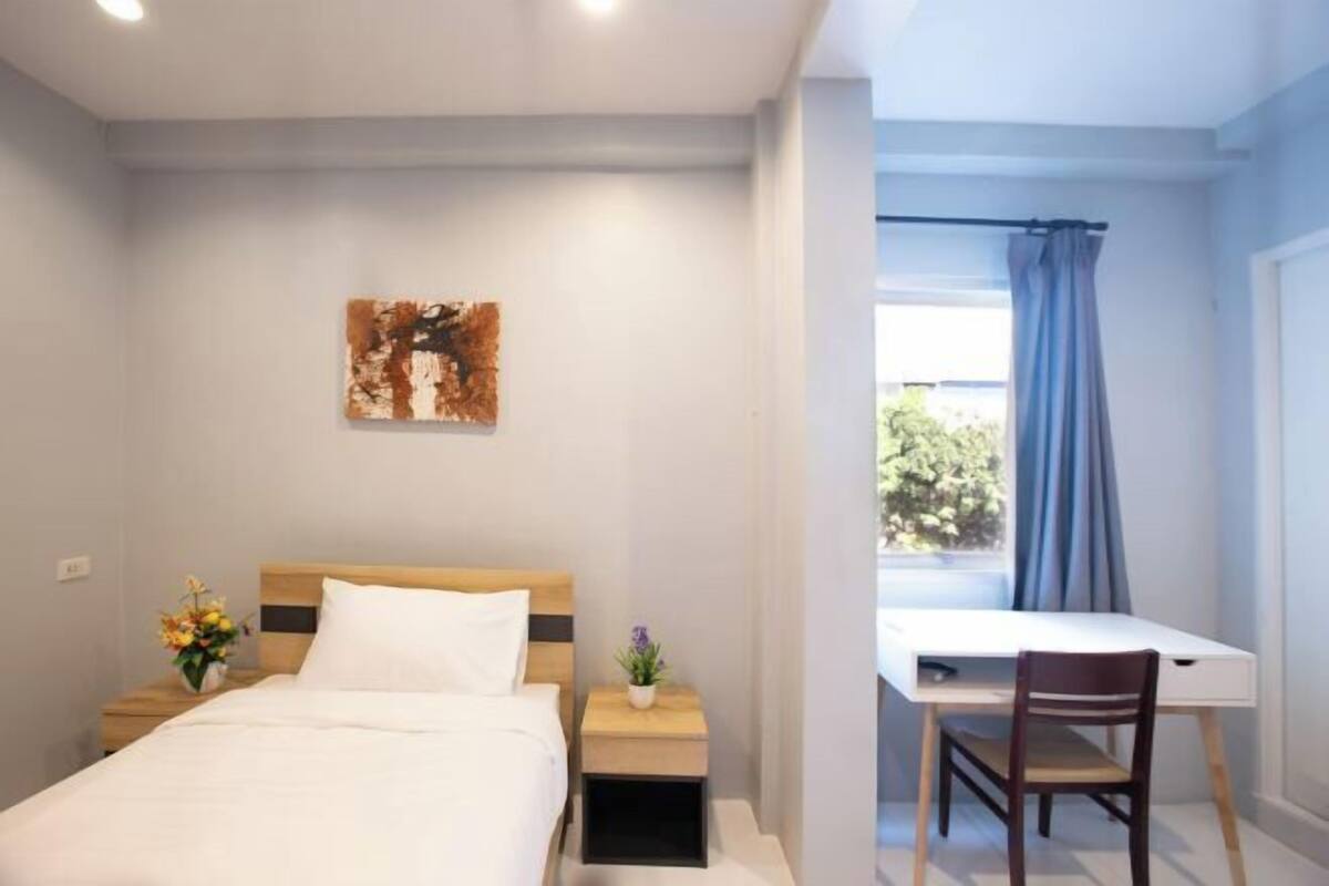 1 dormitorio, escritorio, ropa de cama