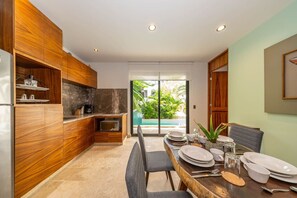 ثلاجة، ميكروويف، موقد طهي مسطح، ماكينة لصنع القهوة/الشاي