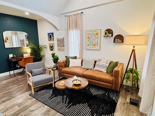 Kit Carson Bungalow: AC/Heat + Pets Free!