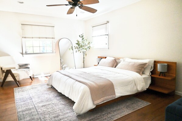 4 bedrooms, desk, WiFi, bed sheets