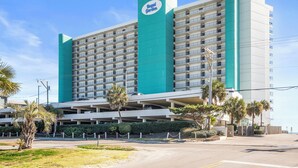 Un grand hôtel, facilement reconnaissable à son imposante enseigne « Royal Garden », avec de nombreux étages et un parking.