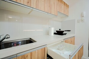 Kühlschrank, Wasserkocher mit Kaffee-/Teezubehör, Wasserkocher