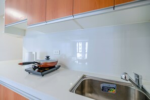 冷蔵庫、コーヒー / ティーメーカー、電気ポット、調理器具と食器