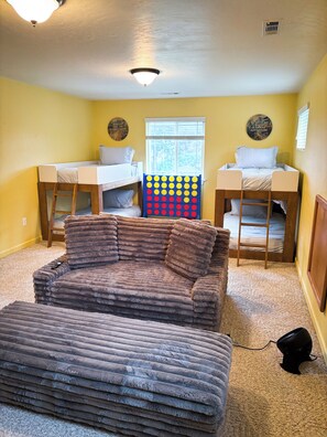 5 Schlafzimmer, Schreibtisch, Reisekinderbett, kostenloses WLAN
