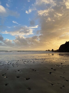 Ligstoelen aan het strand