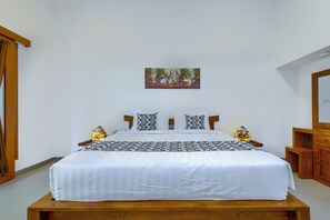 3 bedrooms, iron/ironing board, WiFi, bed sheets - Quiet & Stylish Stay In the Heart of Seminyak- Steps away from Eat Street (Bali)