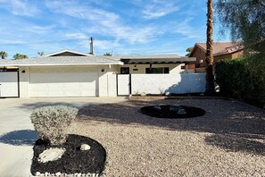 Exterior - AWESOME 3-bedroom house in La Quinta Large Pool, WiFi, AC & Luv Pups (La Quinta)