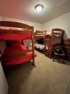 3 bedrooms, free WiFi, bed sheets - Our Happy Place is located in the gated community of Holly Lake Ranch. (Hawkins)