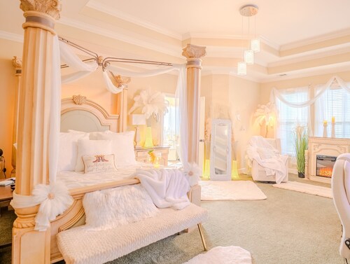 Stunning Lakeview, Sleeps 12, Family Home