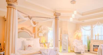 Stunning Lakeview, Sleeps 12, Family Home