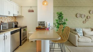 Leilighet – classic, 2 soverom, balkong, strandutsikt | Spiseområde på rommet