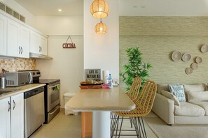 Apartamento clássico, 2 quartos, sacada, vista para a praia | Opções para refeição no quarto