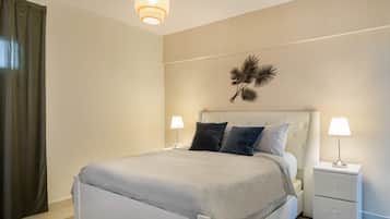 Apartamento clásico, 2 habitaciones, balcón, vistas a la playa | 2 dormitorios, ropa de cama de alta calidad, colchones viscoelásticos