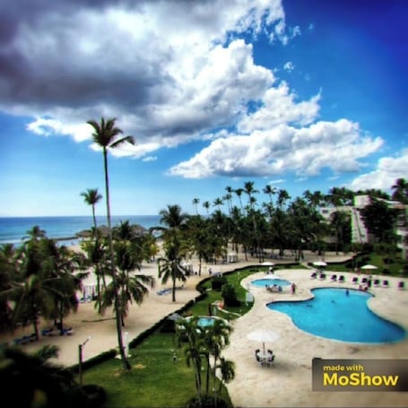Playa privada, playa de arena blanca, camastros y sombrillas