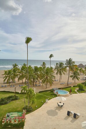 Privat strand, vit sandstrand, solstolar och parasoller