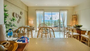 Leilighet – classic, 2 soverom, balkong, strandutsikt | Spiseområde på rommet