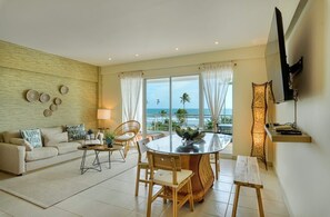 Apartament clàssic, 2 dormitoris, balcó, vistes a la platja | Zona de menjador de l'habitació