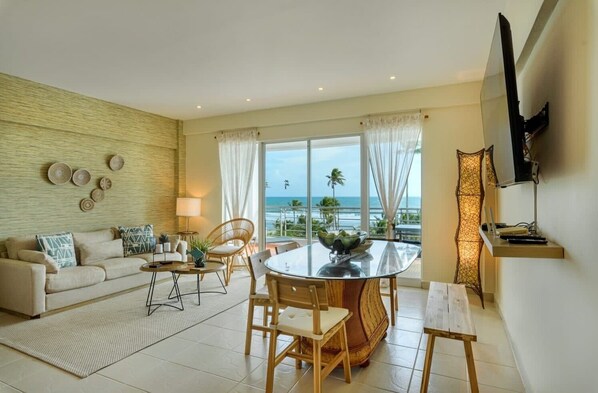 Classic-Apartment, 2 Schlafzimmer, Balkon, Strandblick | Essbereich im Zimmer