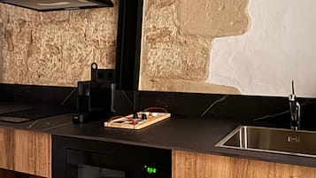 Mikrowelle, Wasserkocher mit Kaffee-/Teezubehör, Toaster